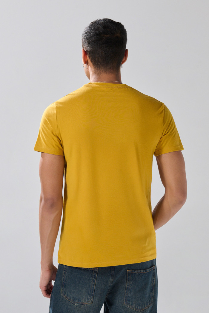 Camiseta manga corta amarilla oscura con diseño college