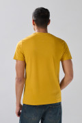 Camiseta manga corta amarilla oscura con diseño college