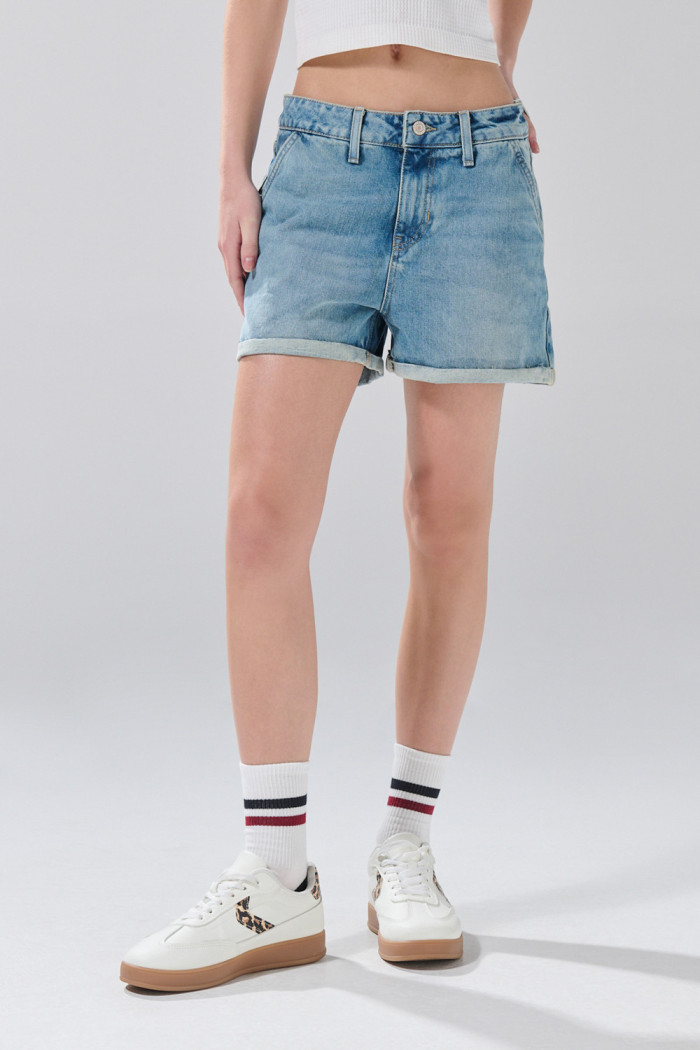 Short azul claro de jean con tiro alto y bolsillos rectos