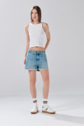 Short azul claro de jean con tiro alto y bolsillos rectos