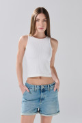 Short azul claro de jean con tiro alto y bolsillos rectos