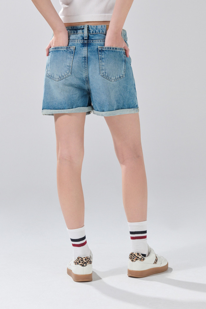 Short azul claro de jean con tiro alto y bolsillos rectos