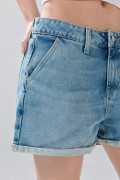 Short azul claro de jean con tiro alto y bolsillos rectos