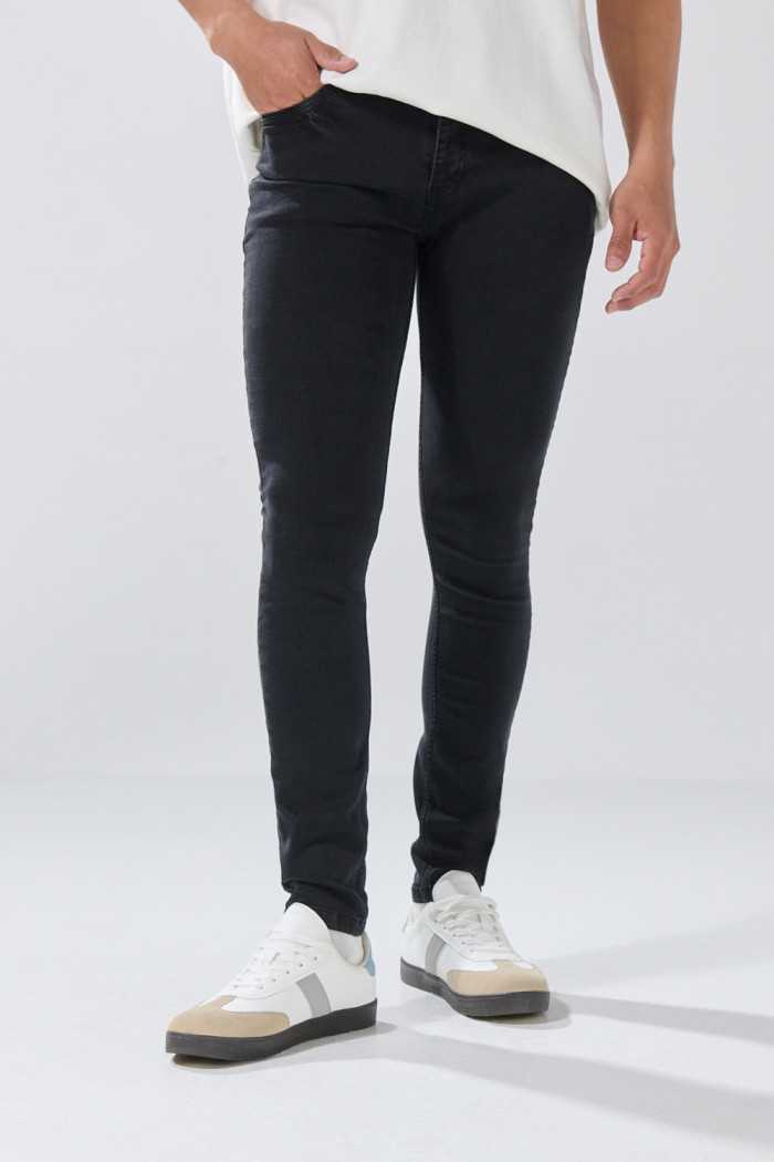 Jean skinny tiro bajo infaltables gris intenso con bolsillos
