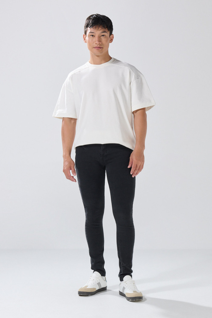 Jean skinny tiro bajo infaltables gris intenso con bolsillos
