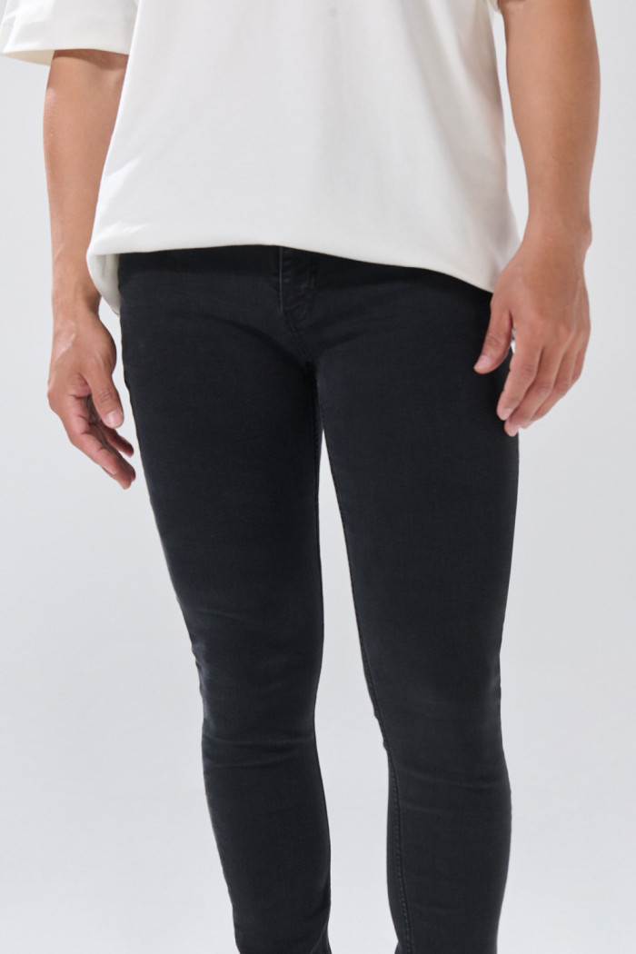Jean skinny tiro bajo infaltables gris intenso con bolsillos

