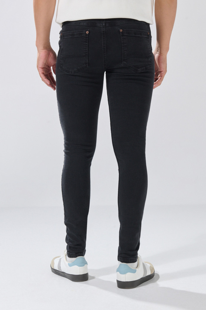 Jean skinny tiro bajo infaltables gris intenso con bolsillos
