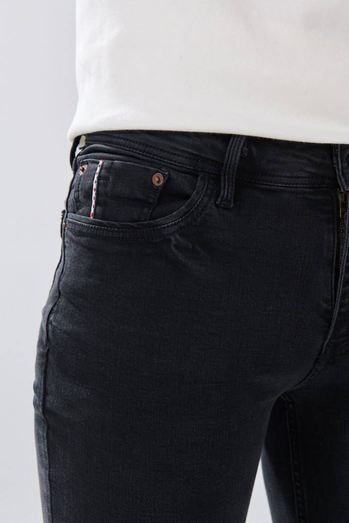 Jean skinny tiro bajo infaltables gris intenso con bolsillos
