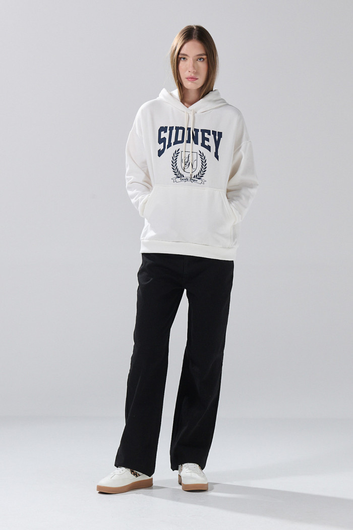 Buzo con capota crema claro oversize y arte college