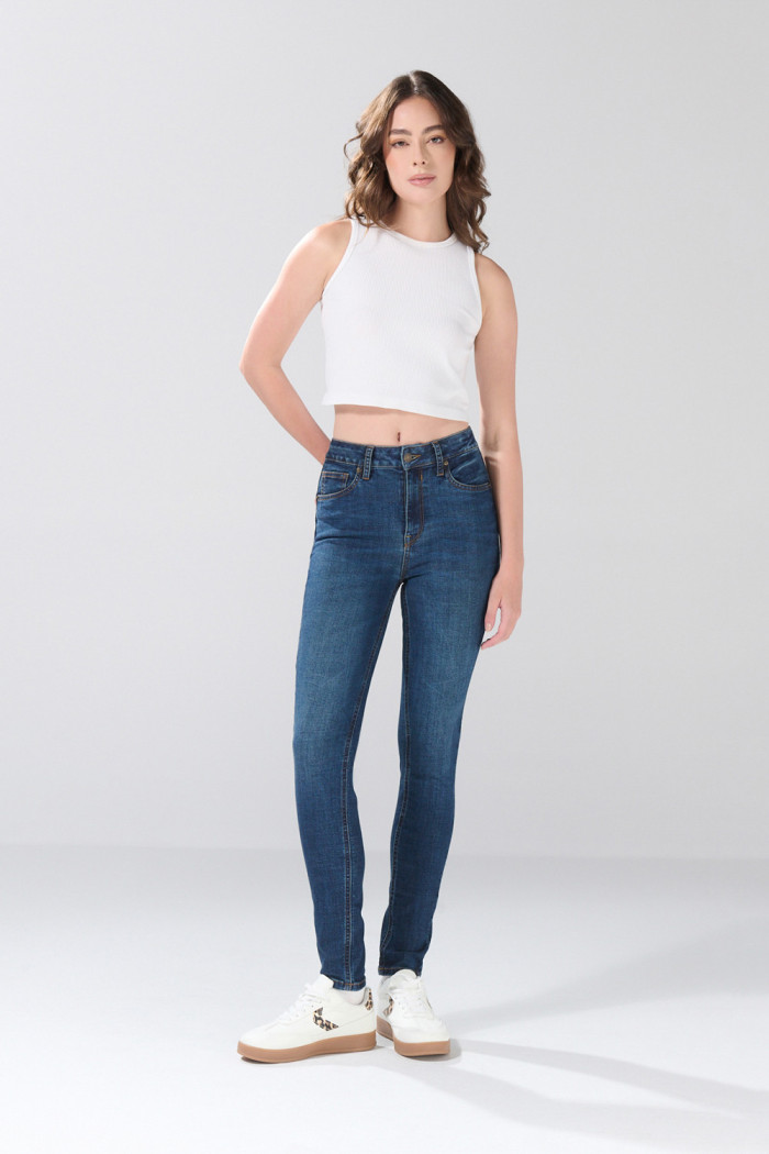 Jean infaltables azul oscuro push up tiro alto con realce
