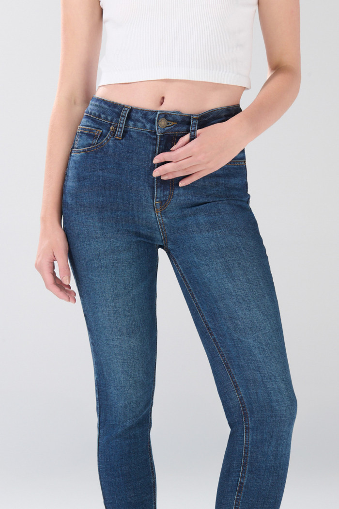 Jean infaltables azul oscuro push up tiro alto con realce

