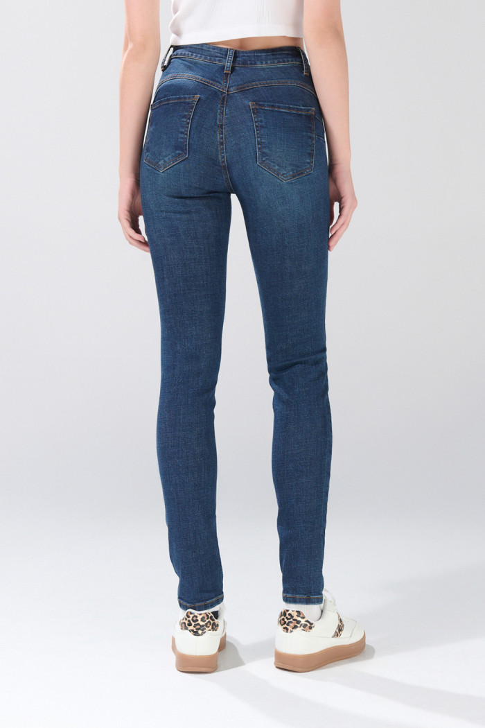Jean infaltables azul oscuro push up tiro alto con realce
