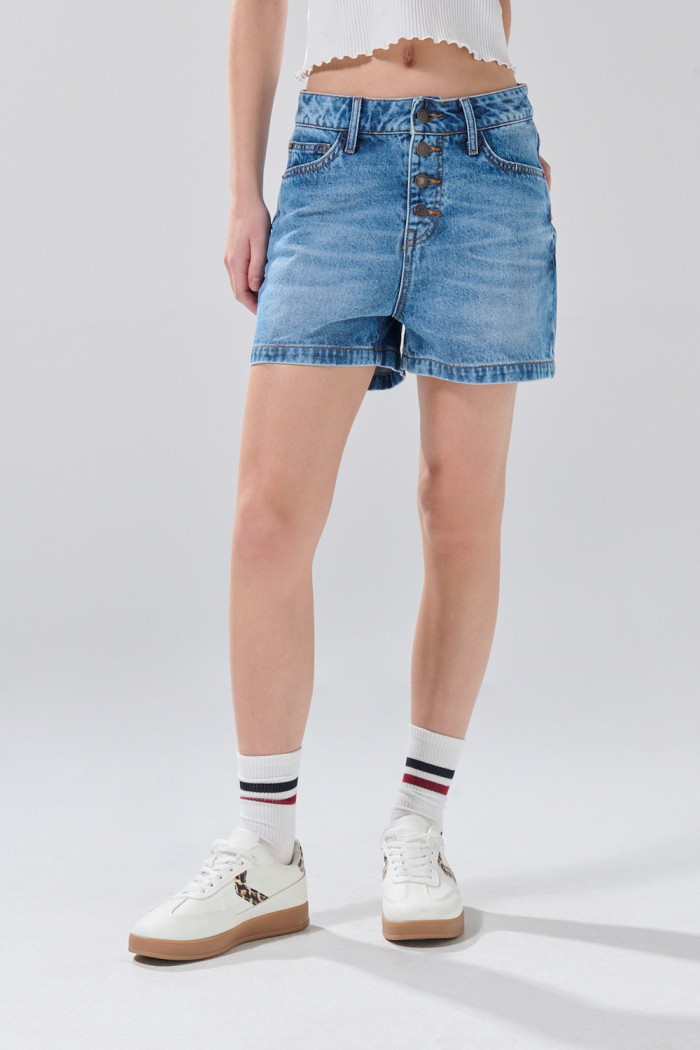Short de jean tiro alto azul medio con botones visibles