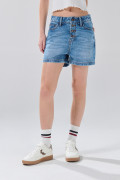 Short de jean tiro alto azul medio con botones visibles