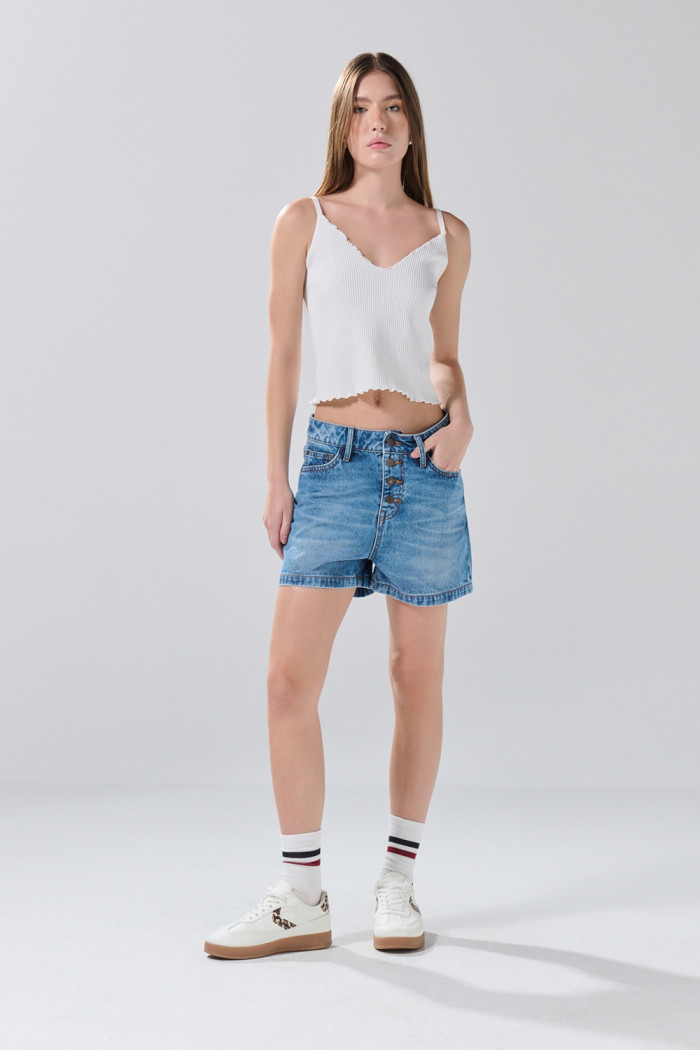 Short de jean tiro alto azul medio con botones visibles