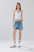 Short de jean tiro alto azul medio con botones visibles