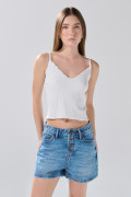 Short de jean tiro alto azul medio con botones visibles