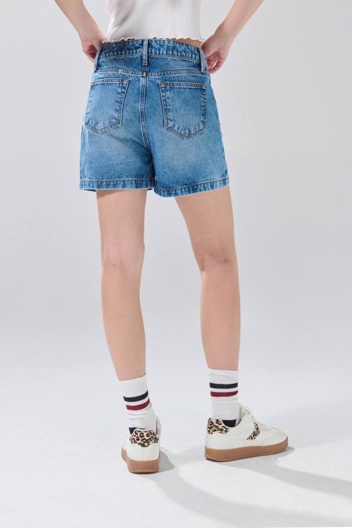 Short de jean tiro alto azul medio con botones visibles