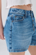 Short de jean tiro alto azul medio con botones visibles
