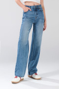 Jean infaltables 90´S azul medio con tiro alto y desgastes
