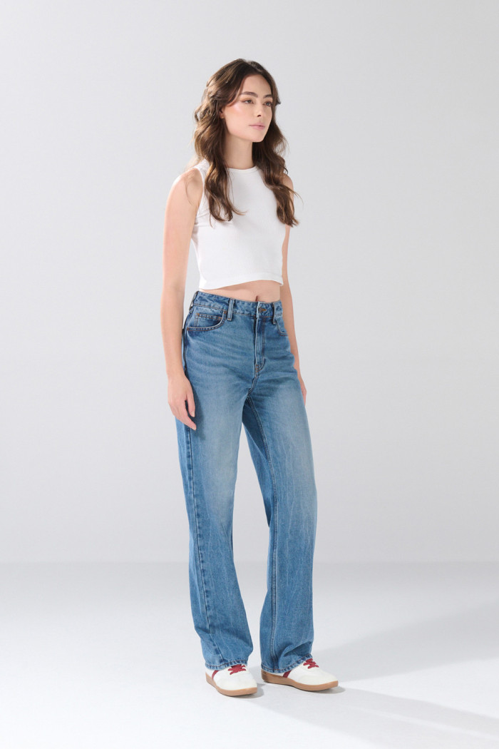 Jean infaltables 90´S azul medio con tiro alto y desgastes
