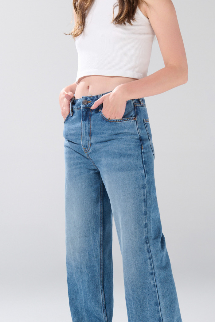 Jean infaltables 90´S azul medio con tiro alto y desgastes
