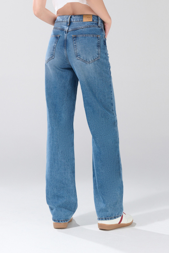 Jean infaltables 90´S azul medio con tiro alto y desgastes
