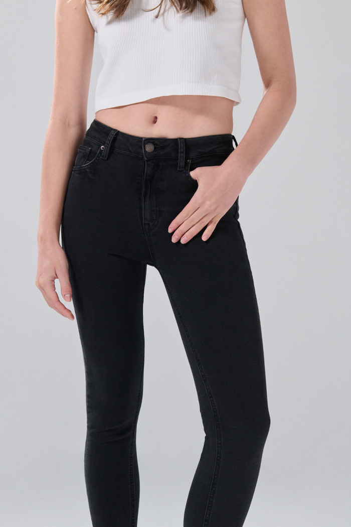Jean infaltables gris con efecto push up, tiro alto y realce

