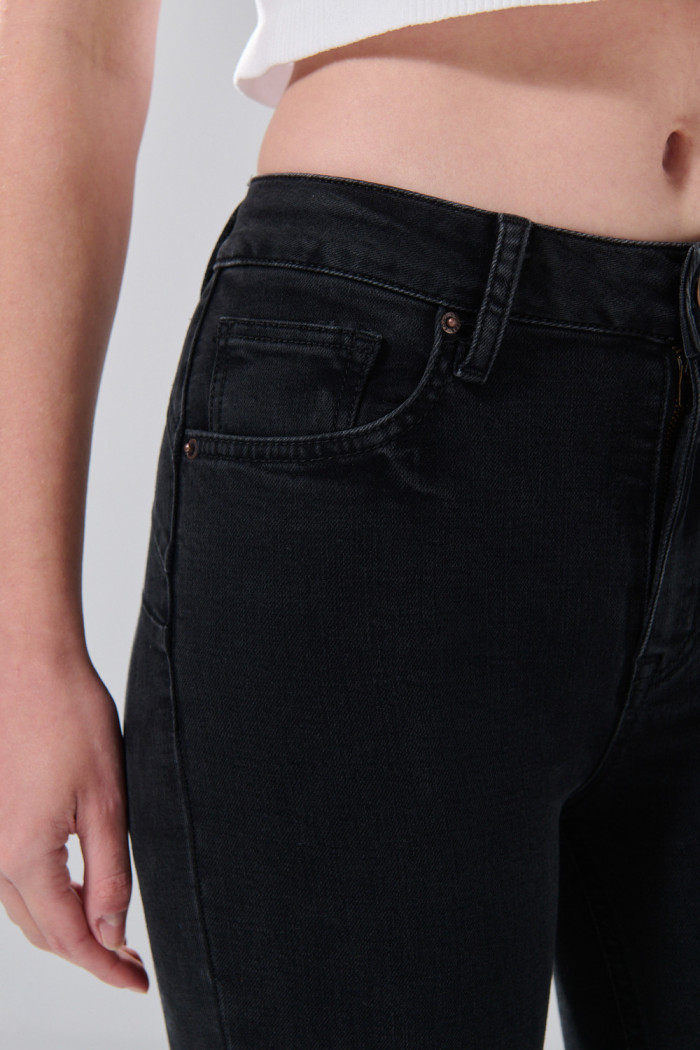 Jean infaltables gris con efecto push up, tiro alto y realce
