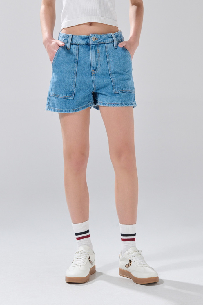 Short azul claro de jean tiro alto con bolsillos de parche