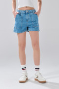 Short azul claro de jean tiro alto con bolsillos de parche