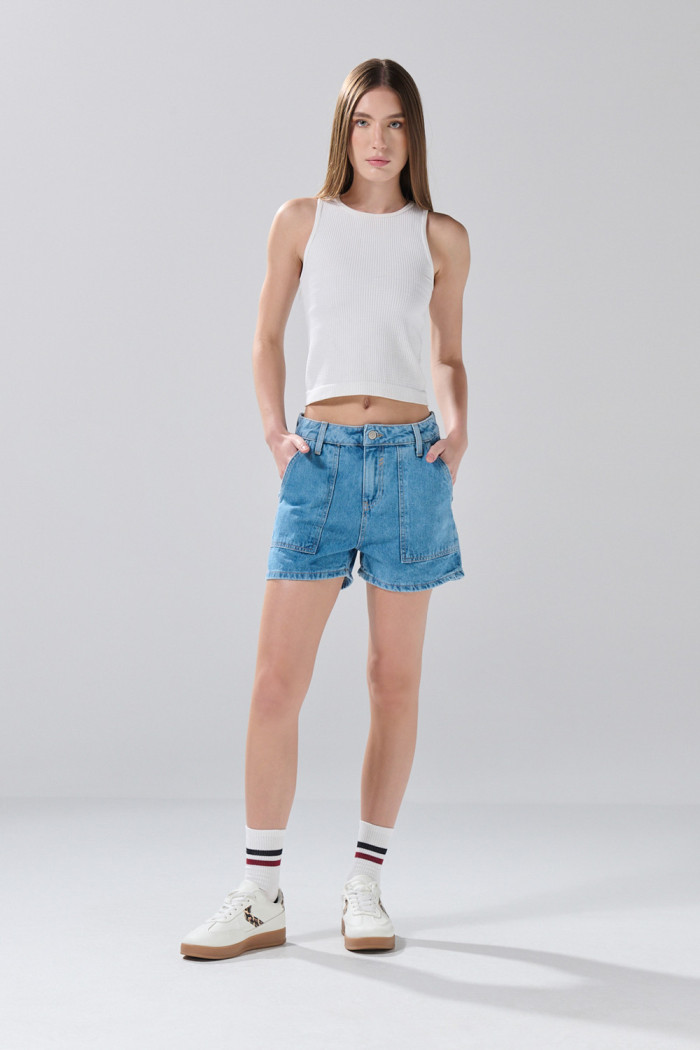 Short azul claro de jean tiro alto con bolsillos de parche