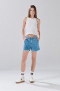Short azul claro de jean tiro alto con bolsillos de parche