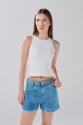 Short azul claro de jean tiro alto con bolsillos de parche