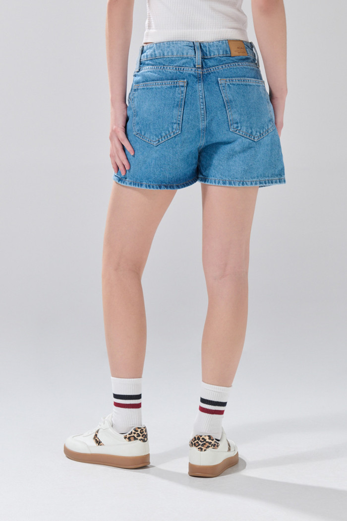 Short azul claro de jean tiro alto con bolsillos de parche