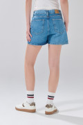 Short azul claro de jean tiro alto con bolsillos de parche