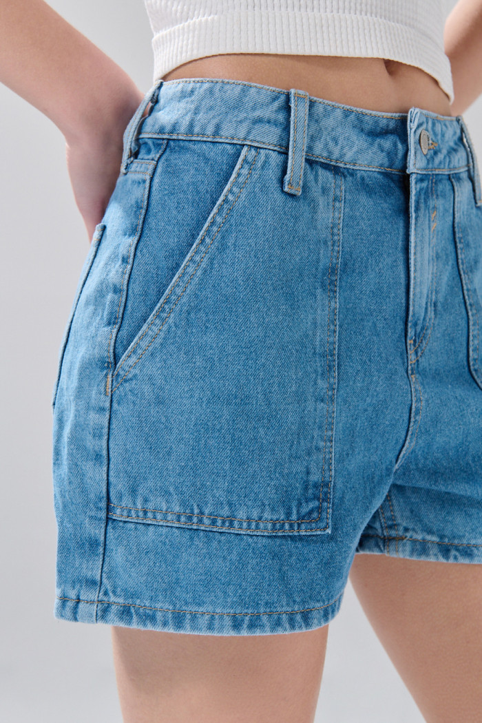Short azul claro de jean tiro alto con bolsillos de parche