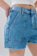 Short azul claro de jean tiro alto con bolsillos de parche