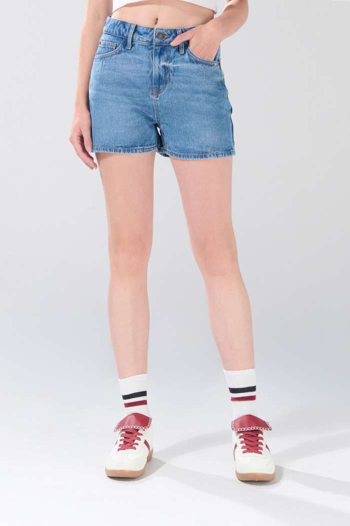 Short de jean infaltables tiro alto azul claro con desgastes
