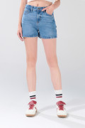 Short de jean infaltables tiro alto azul claro con desgastes

