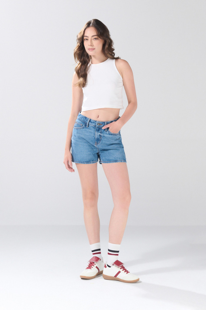 Short de jean infaltables tiro alto azul claro con desgastes
