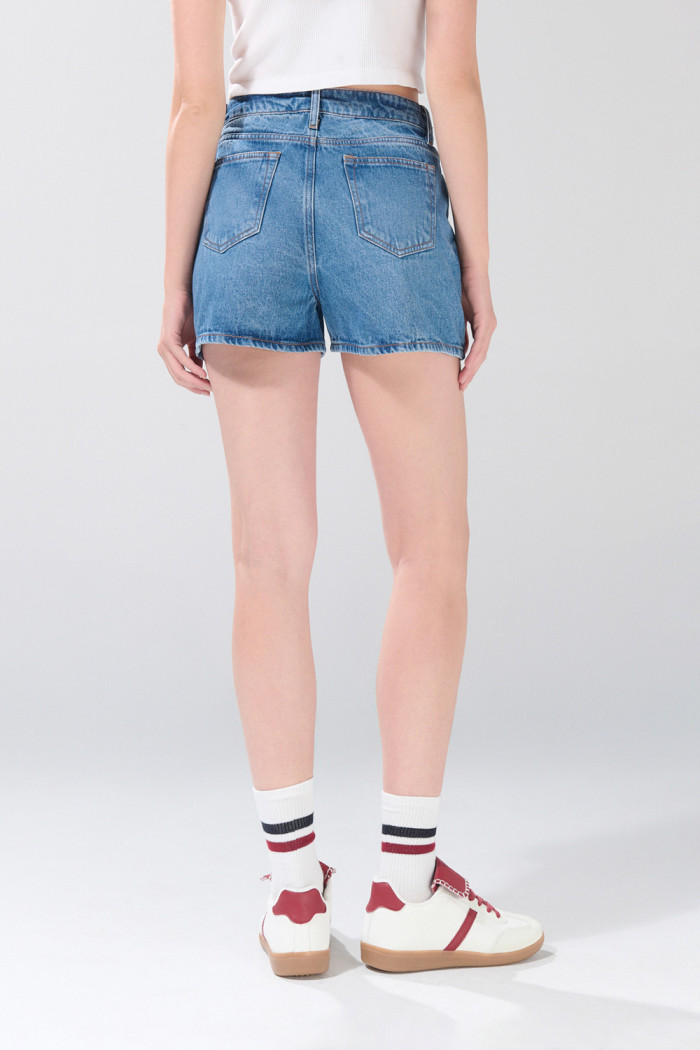 Short de jean infaltables tiro alto azul claro con desgastes
