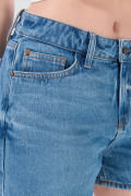 Short de jean infaltables tiro alto azul claro con desgastes
