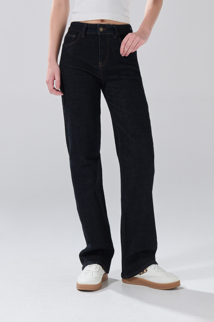 Jean tiro alto azul intenso straight leg con bota recta