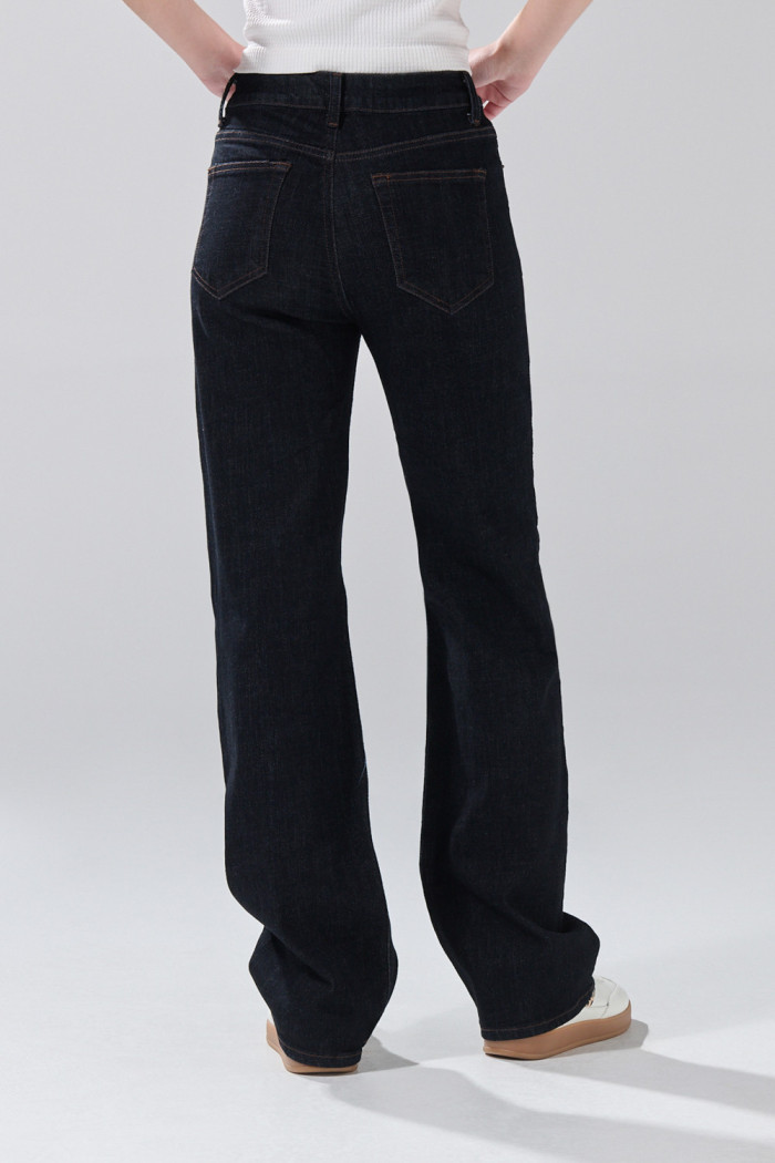 Jean tiro alto azul intenso straight leg con bota recta