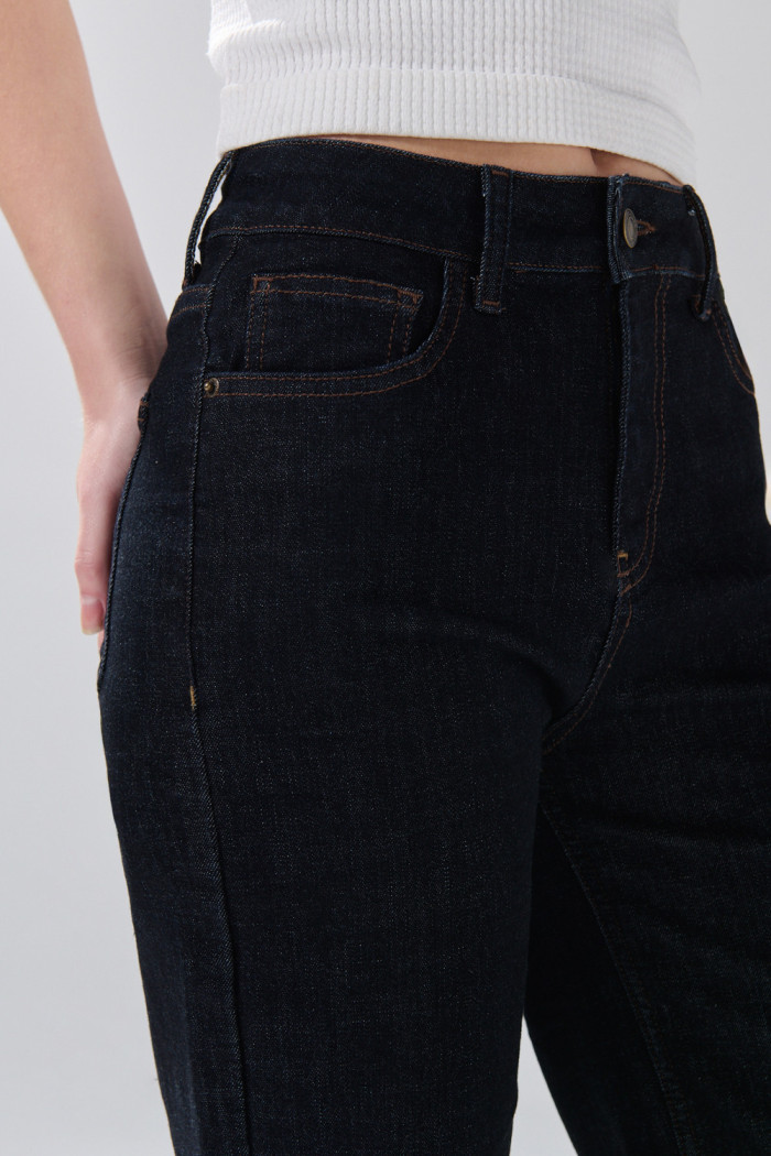 Jean tiro alto azul intenso straight leg con bota recta