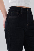 Jean tiro alto azul intenso straight leg con bota recta