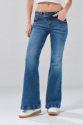 Jean azul medio flare con bota ancha y 5 bolsillos