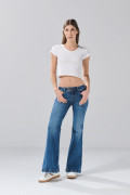 Jean azul medio flare con bota ancha y 5 bolsillos