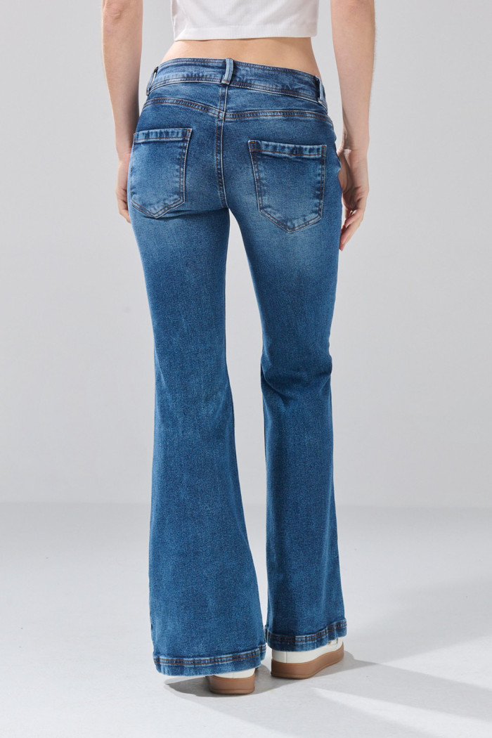 Jean azul medio flare con bota ancha y 5 bolsillos